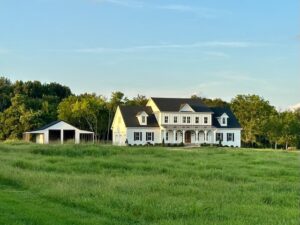 The finish line feels good on a Friday.

Custom HOME built by @paulvarneyconstruction
.
.
.
.
#customhomes 
#i❤️pvccustomhomes 
#middletennessee 
#customhomebuildertn
#paulvarneyconstruction #springhilltn #farmhouse #goingtothefinishline
#farmhousebuilder #marshallcountytn
@amylynnraines @alicewelch @monicaraines