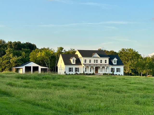 The finish line feels good on a Friday.

Custom HOME built by @paulvarneyconstruction
.
.
.
.
#customhomes 
#i❤️pvccustomhomes 
#middletennessee 
#customhomebuildertn
#paulvarneyconstruction #springhilltn #farmhouse #goingtothefinishline
#farmhousebuilder #marshallcountytn
@amylynnraines @alicewelch @monicaraines